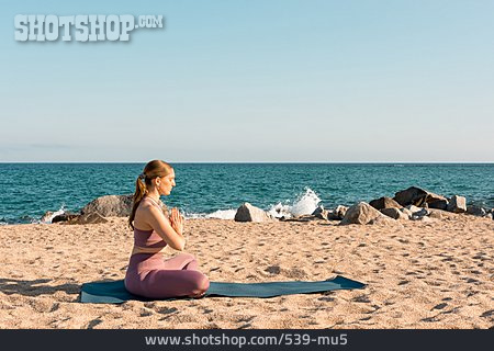 
                Strand, Yoga, Meditieren, Outdoor Yoga                   