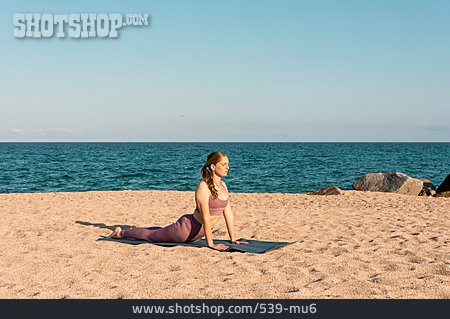 
                Strand, Meer, Yoga, Rückbeuge, Outdoor Yoga                   