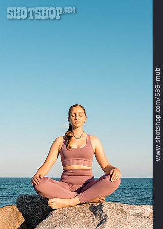 
                Junge Frau, Yoga, Meditieren, Outdoor Yoga                   
