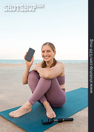 
                Lächeln, Yoga, Smartphone, Outdoor Yoga                   