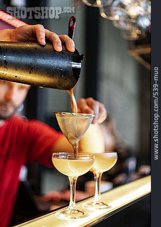 
                Cocktail, Gießen, Barkeeper, Durchsieben                   