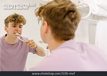
                Spiegelbild, Zahnpasta, Zahnhygiene, Zähneputzen                   