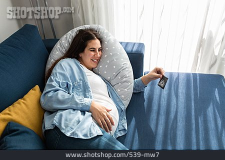
                Glücklich, Ultraschallbild, Sofa, Schwangerschaft, Schwanger                   