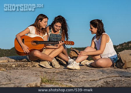 
                Sommer, Unterwegs, Freundinnen, Gitarre Spielen                   
