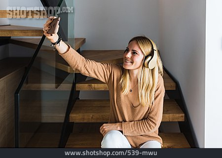 
                Treppe, Smartphone, Musik Hören, Selfie                   