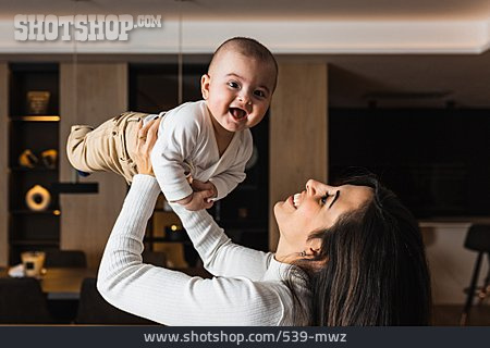 
                Säugling, Mutter, Lächeln, Hochheben                   