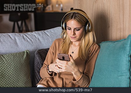 
                Zuhause, Lesen, Online, Smartphone, Musik Hören                   