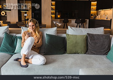 
                Junge Frau, Zuhause, Sofa, Online, Smartphone                   