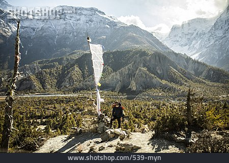 
                Gebirge, Nepal, Himalaya, Gebetsfahne, Backpacker                   