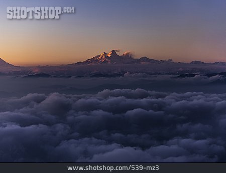 
                Berggipfel, Wolkenmeer, Nepal                   