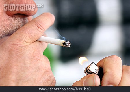 
                Zigarette, Rauchen, Anzünden                   