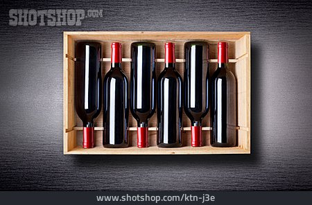 
                Holzkiste, Rotweinflasche                   