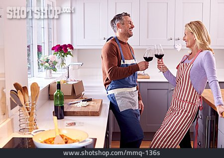 
                Paar, Liebe, Zuhause, Kochen, Küche, Rotwein                   