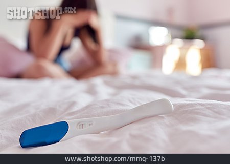 
                Teenager, Unglücklich, Schwangerschaft, Schwangerschaftstest                   