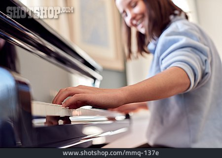 
                Teenager, Klavierspielen                   