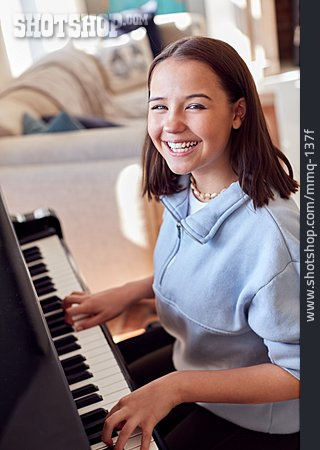 
                Teenager, Glücklich, Klavier, Klavierspielen                   