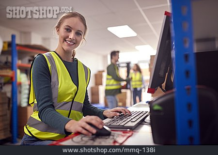 
                Logistik, Angestellte, Verteilung, Computerarbeitsplatz                   