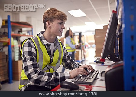 
                Logistik, Arbeiten, Lagerhalle, Online, Mitarbeiter, Computerarbeitsplatz                   