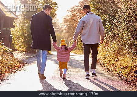 
                Eltern, Spaziergang, Hand Halten, Familie, Homosexuell                   