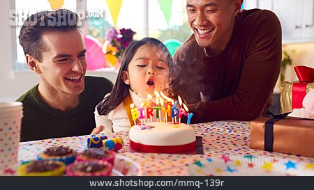 
                Vater, Spaß, Kerze, Tochter, Geburtstagskuchen, Homosexuell                   