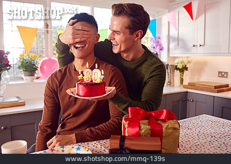 
                Paar, Zuhause, überraschung, Geburtstagskuchen, Homosexuell                   