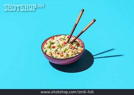 
                Asiatische Küche, Reisgericht, Essstäbchen                   