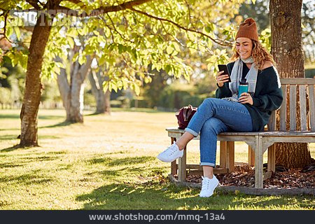 
                Junge Frau, Park, Herbst, Lesen, Sitzbank, Smartphone                   