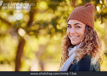 
                Junge Frau, Mütze, Lächeln, Herbst, Schal                   
