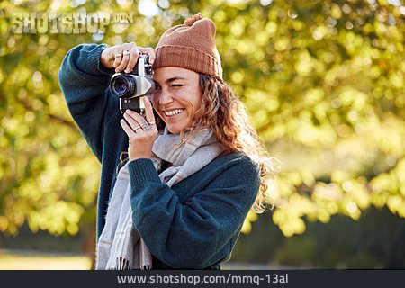 
                Junge Frau, Herbst, Fotografin, Fotografieren                   