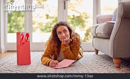 
                Junge Frau, Stift, Nachdenken, Geschenktüte, Geburtstagskarte                   