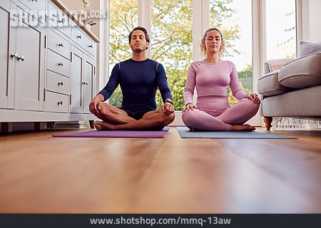 
                Paar, Meditation, Yoga, Wohnzimmer, Meditieren                   