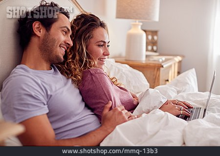 
                Paar, Umarmen, Laptop, Online, Schlafzimmer                   