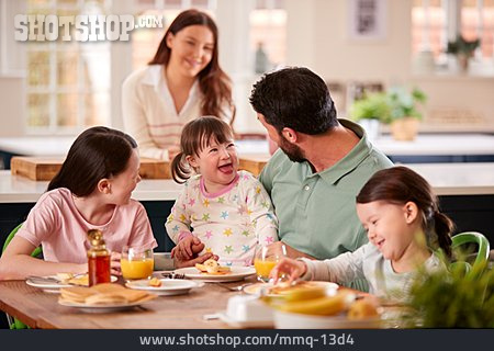 
                Eltern, Zuhause, Frühstück, Familie, Familienleben, Trisomie 21                   