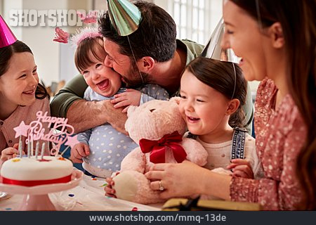 
                Spaß, Kindergeburtstag, Familienleben, Geburtstagsfeier, Trisomie 21                   