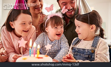 
                Eltern, Lachen, Kinder, Kindergeburtstag, Geburtstagskuchen, Geburtstagsfeier, Trisomie 21                   