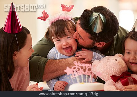 
                Mädchen, Vater, Kuss, Kindergeburtstag, Partyhütchen, Trisomie 21                   