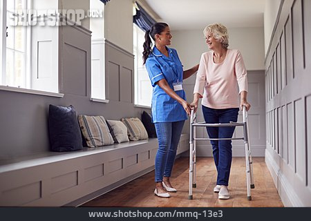 
                Seniorin, Altenpflegerin, Mobilität, Gehhilfe, Altenpflege                   
