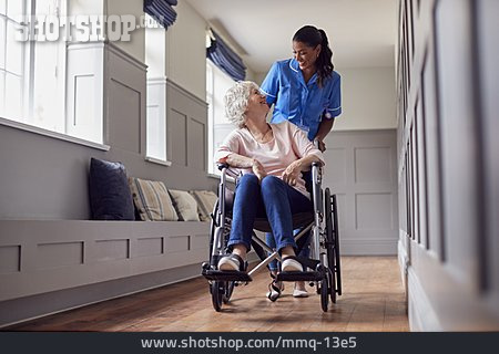 
                Seniorin, Lächeln, Altenpflegerin, Schieben, Rollstuhl                   