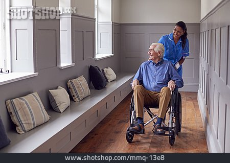 
                Senior, Lächeln, Altenpflegerin, Schieben, Rollstuhl                   