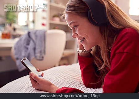 
                Teenager, Zuhause, Kopfhörer, Online, Smartphone                   