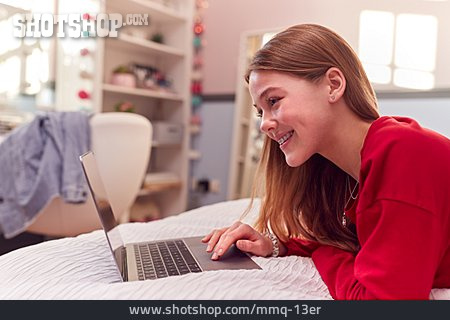 
                Teenager, Lächeln, Laptop, Online                   