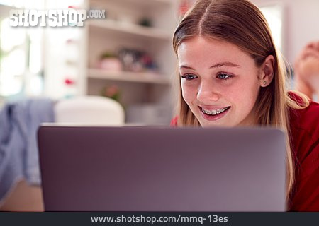 
                Teenager, Lächeln, Laptop                   