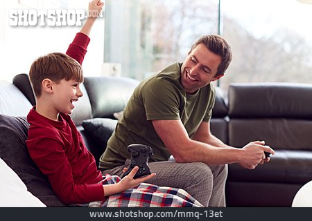 
                Vater, Sohn, Jubel, Computerspiel, Spielkonsole                   