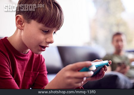 
                Junge, Spielen, Konzentriert, Computerspiel                   