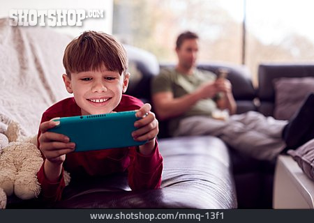 
                Junge, Lächeln, Zuhause, Spielen, Computerspiel                   