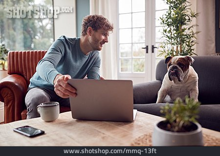 
                Mann, Zuhause, Laptop, Online, Wohnzimmer, Bulldogge                   