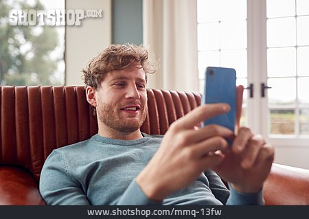 
                Mann, Lächeln, Sessel, Smartphone                   