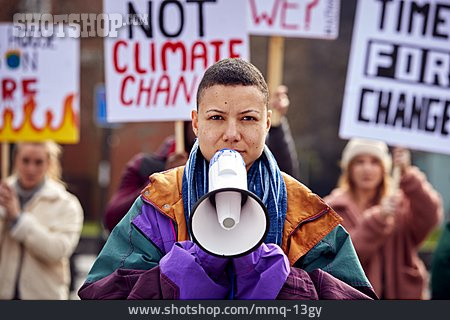 
                Klimaschutz, Protest, Megafon, Kämpferisch, Demonstranten                   