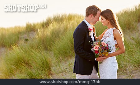 
                Glücklich, Strand, Hochzeit, Verbundenheit, Hochzeitspaar                   