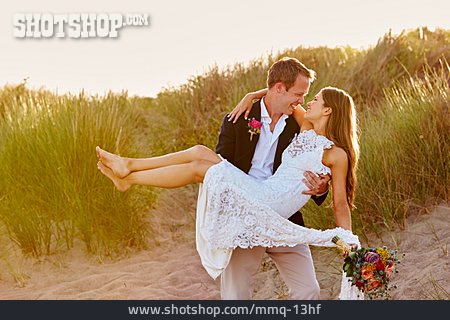 
                Glücklich, Strand, Romantisch, Hochzeitspaar                   